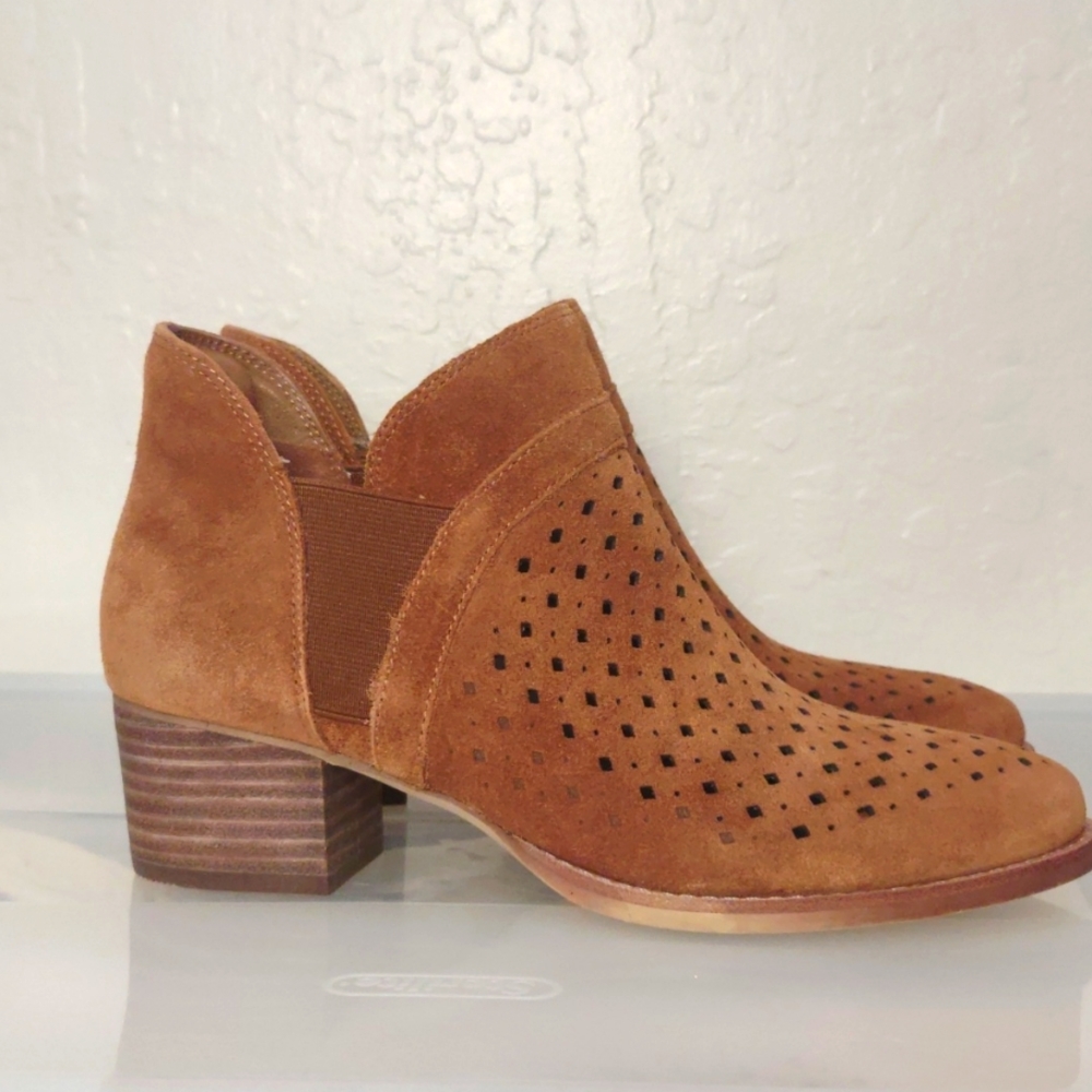 Earth Keren Suede Cognac Booties